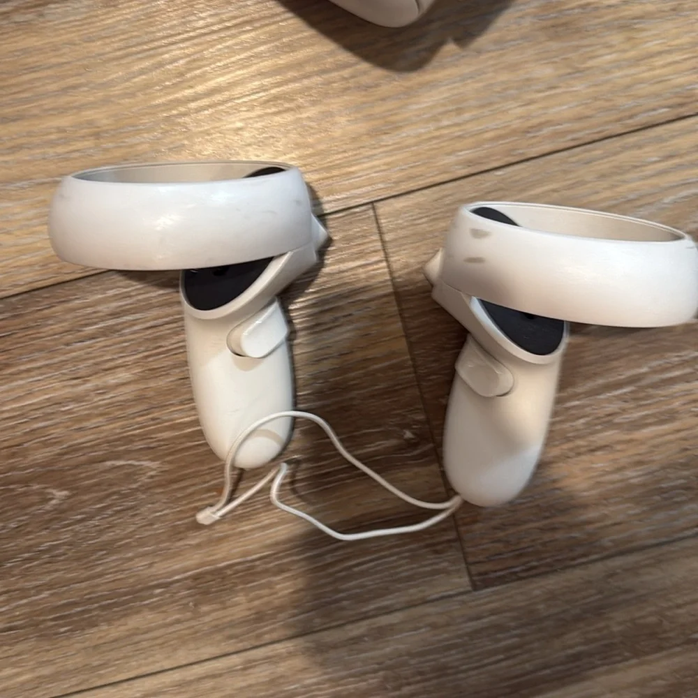 Oculus VR Headset and Controllers - Cream